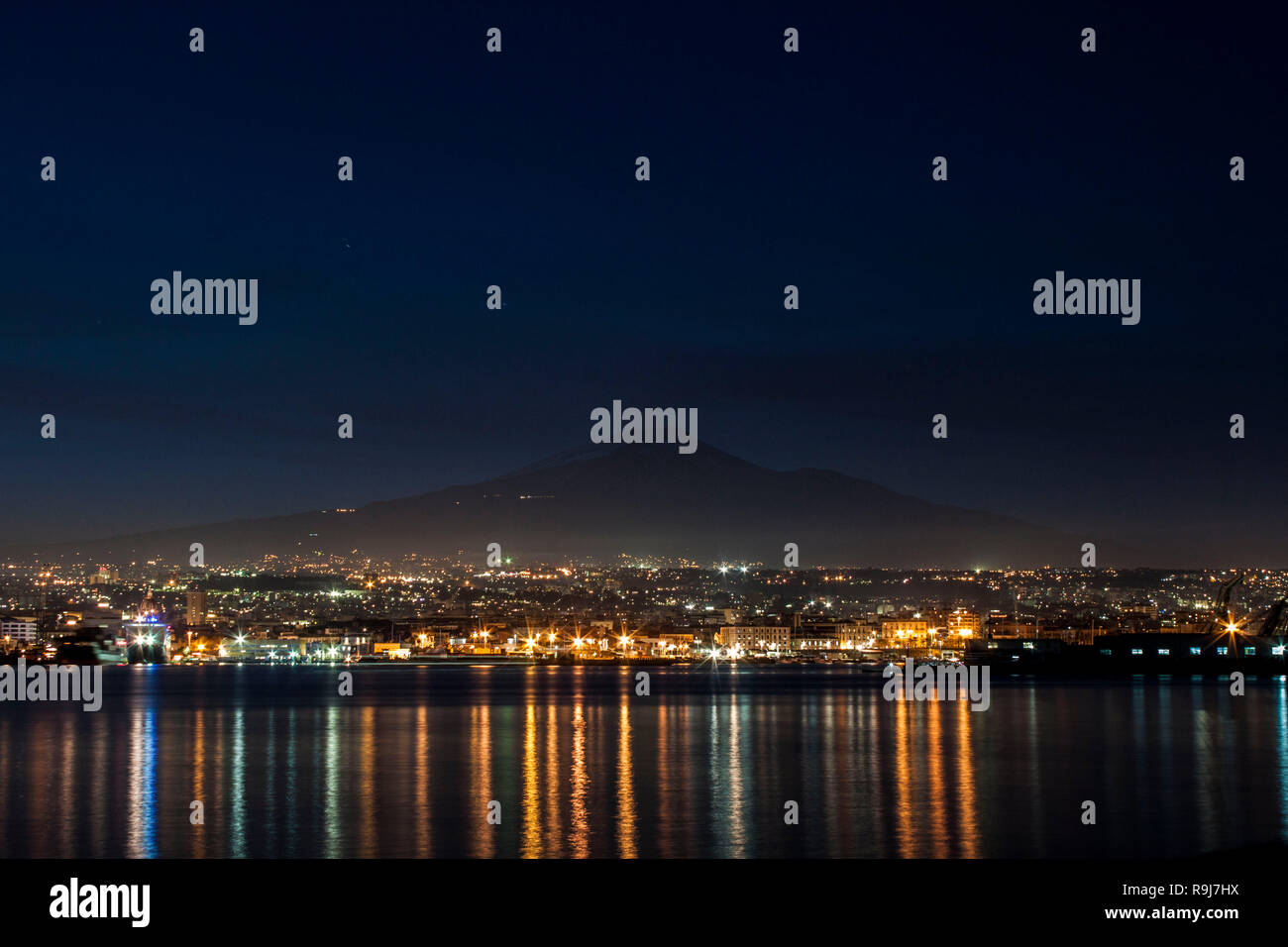 Catania und den Ätna in der Nacht vom Hafen Stockfoto