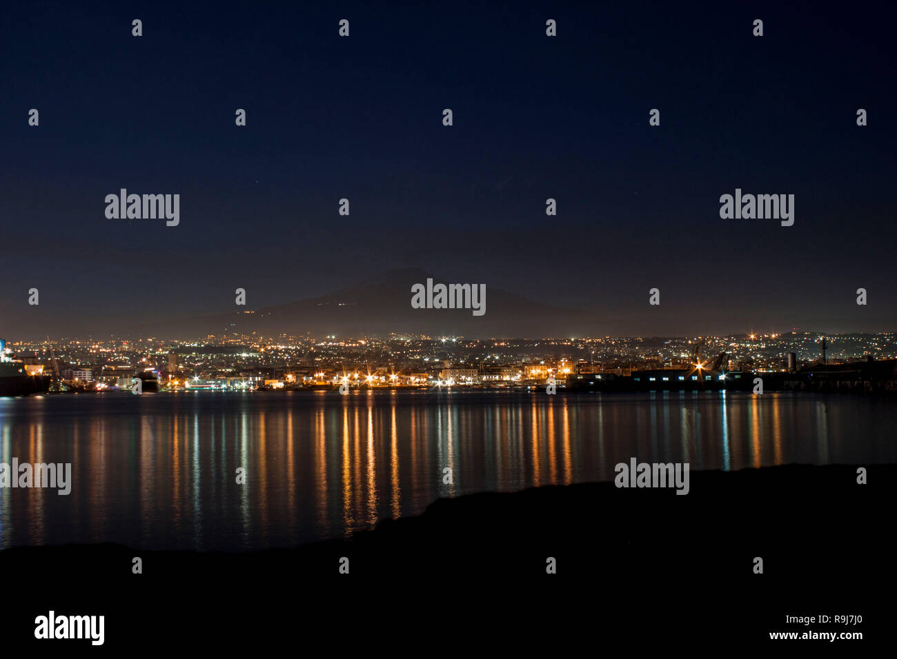 Catania und den Ätna in der Nacht vom Hafen Stockfoto