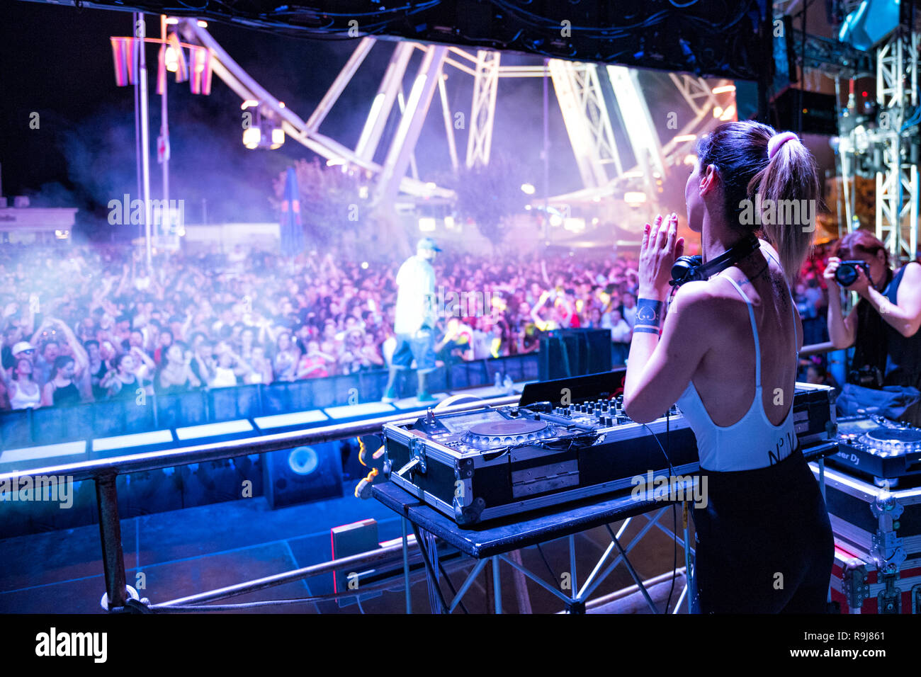 RIMINI, ITALIEN - Juni 24, 2017: Molo Street Parade Rimini, der Italienische dj Nausica führt seine größten Hits live. Stockfoto