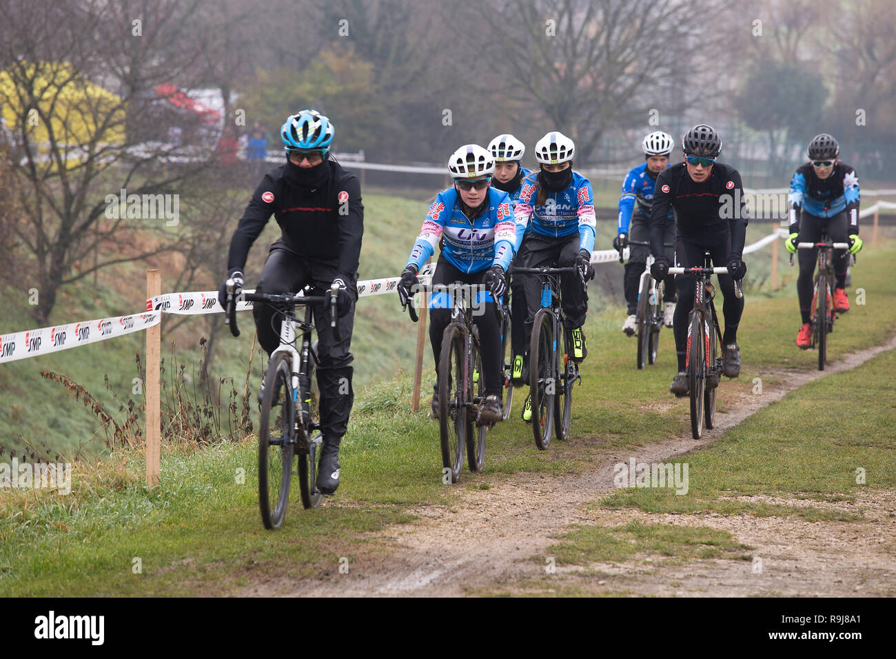 Nova Gorica, Slowenien - 23. Dezember 2018: Cyclo-cross Amateur Championship Nova Gorica 2018. Der Radfahrer auf das Rennen. Stockfoto