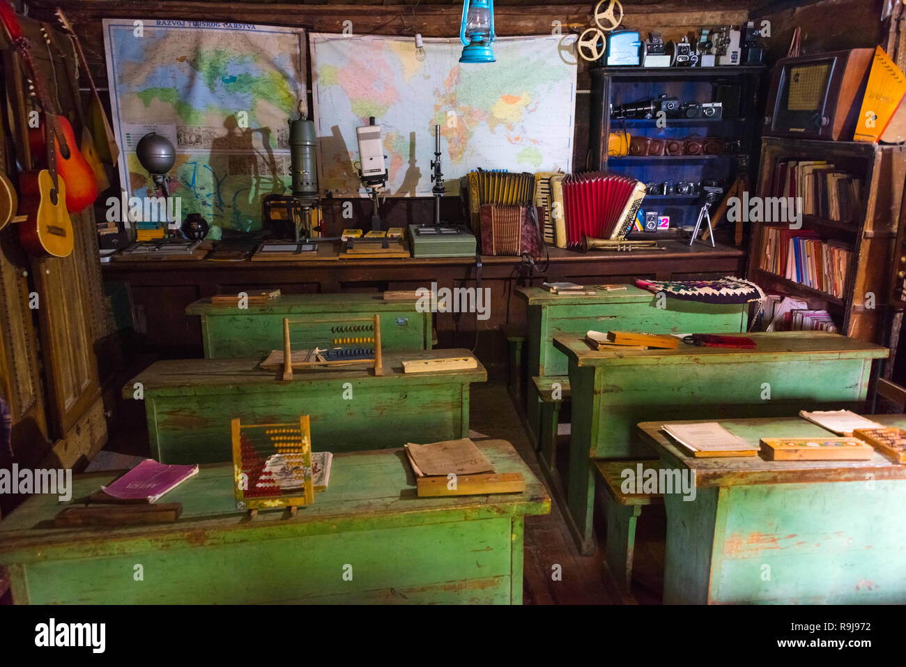 Klassenzimmer in Terzica Avlija Village, ein Freilichtmuseum der ethno Dorf, Zlakusa, Serbien Stockfoto