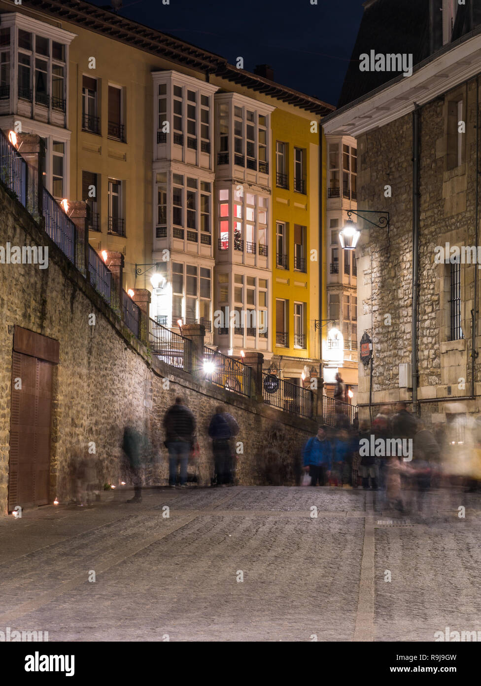 Lange Belichtung geschossen in der Nacht der Kerzen (Noche de Las Velas) in der Altstadt von Vitoria-Gasteiz, Baskenland, Spanien Stockfoto