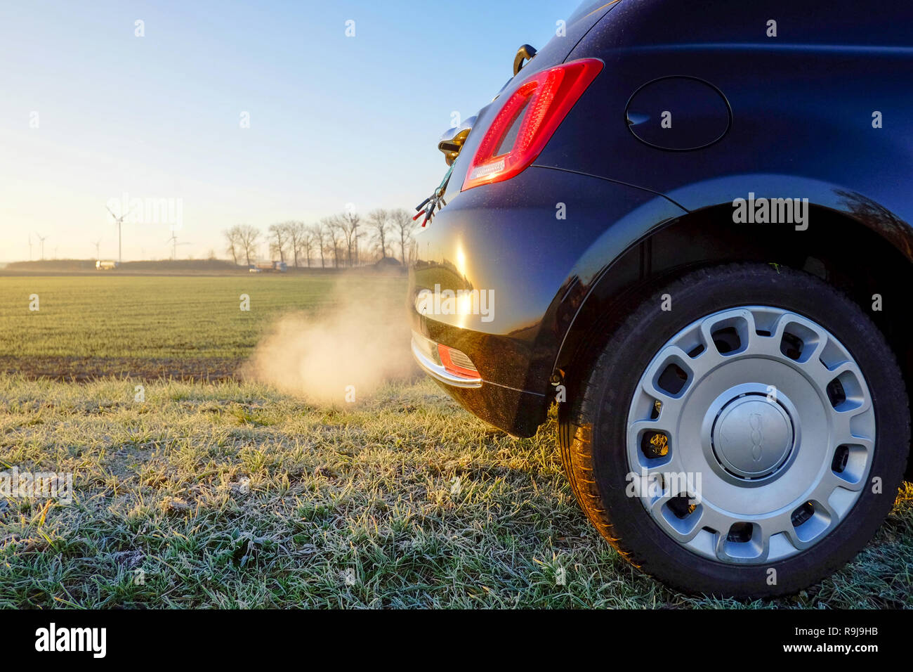 Auto strahlt Abgas Stockfoto
