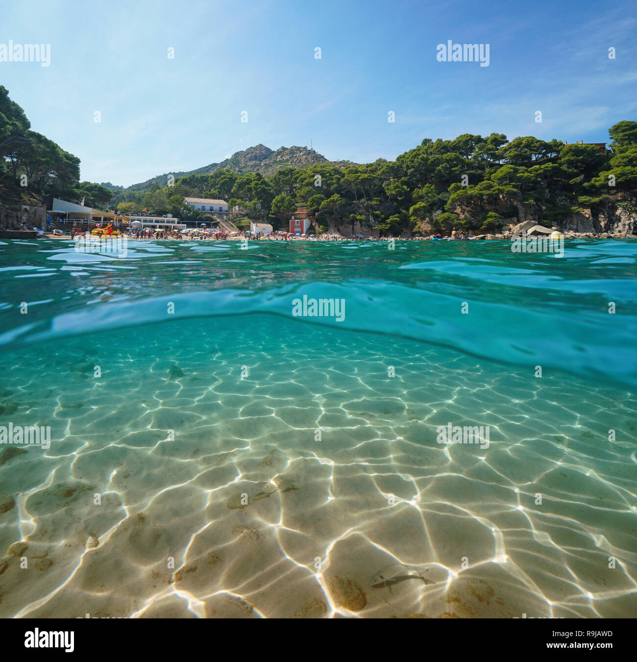 Spanien Costa Brava Strand im Sommer und sandigen Meeresboden Unterwasser, geteilte Ansicht oberhalb und unterhalb der Oberfläche, Aiguablava, Begur, Katalonien, Mediterrane meer Stockfoto