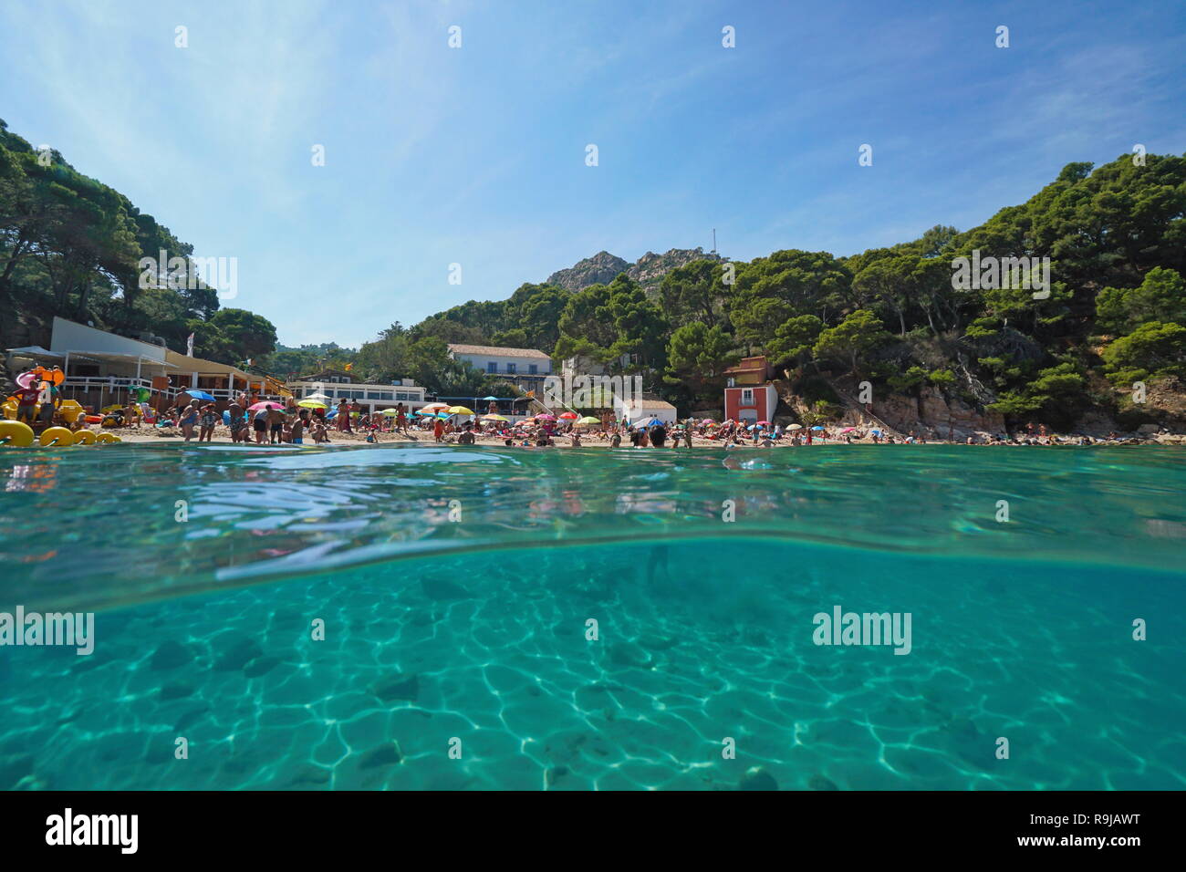 Spanien Mittelmeer Sommer Urlaub am Strand von Aiguablava, geteilte Ansicht oberhalb und unterhalb der Wasseroberfläche, Begur, Katalonien, Costa Brava Stockfoto