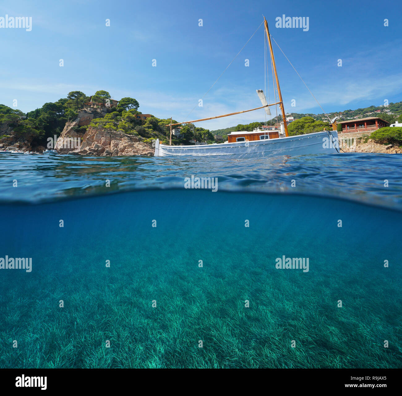 Spanien typische entspannende Boot und Seegras Posidonia Unterwasser, Fornells de Mar, geteilte Ansicht Hälfte oberhalb und unterhalb der Meeresoberfläche, Begur, Katalonien, Cos Stockfoto
