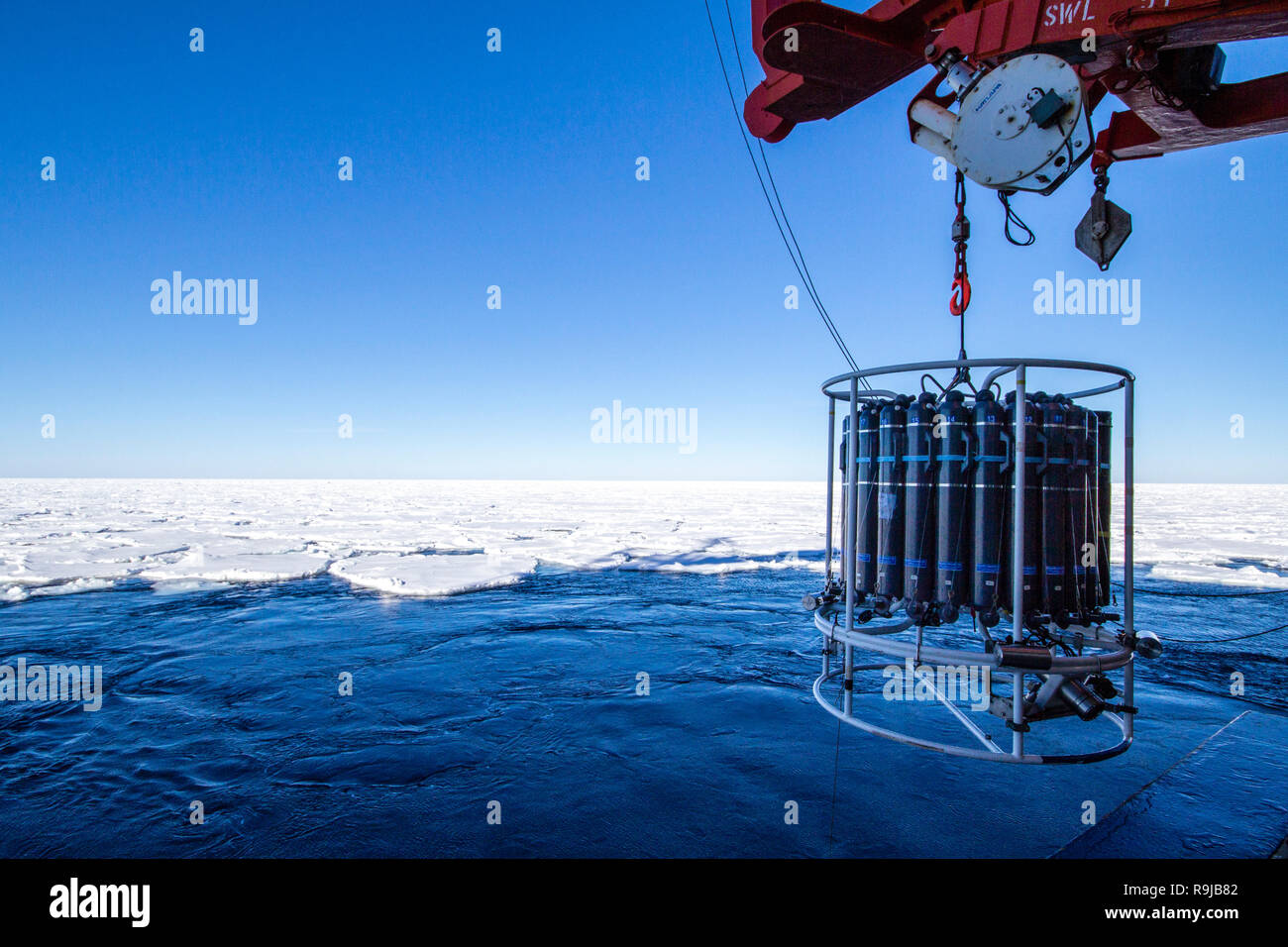 Weddell Meer, Antarktis - September 10, 2013: Wissenschaftler an Bord der Forschungseisbrecher Polarstern Bereitstellen einer CTD-Rosette system Ozeanographische zu messen Stockfoto