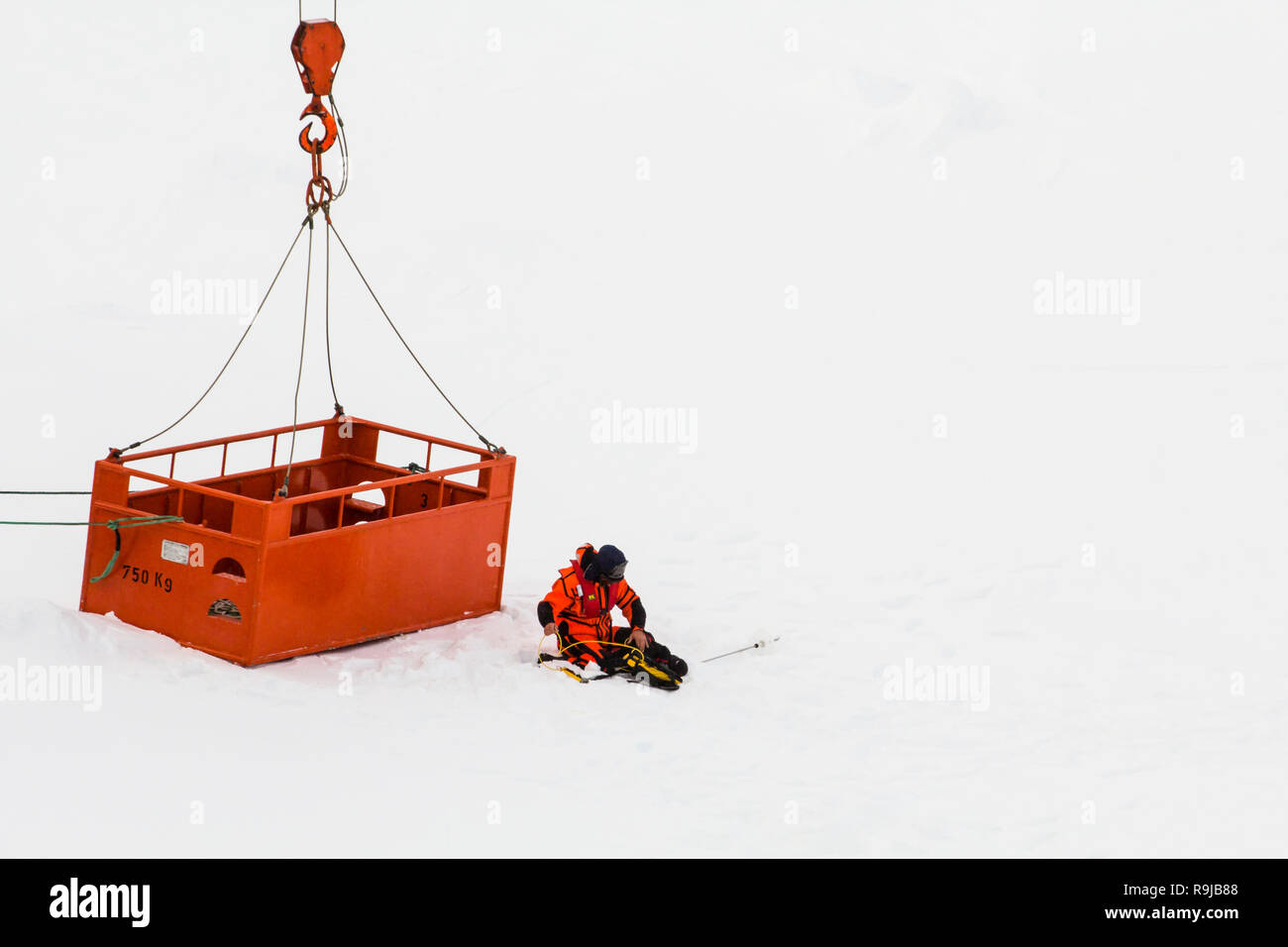 Weddell Meer, Antarktis - 30. August 2013: Wissenschaftler der Forschungseisbrecher Polarstern messen wissenschaftliche Parameter über eine Eisscholle in Emer Stockfoto