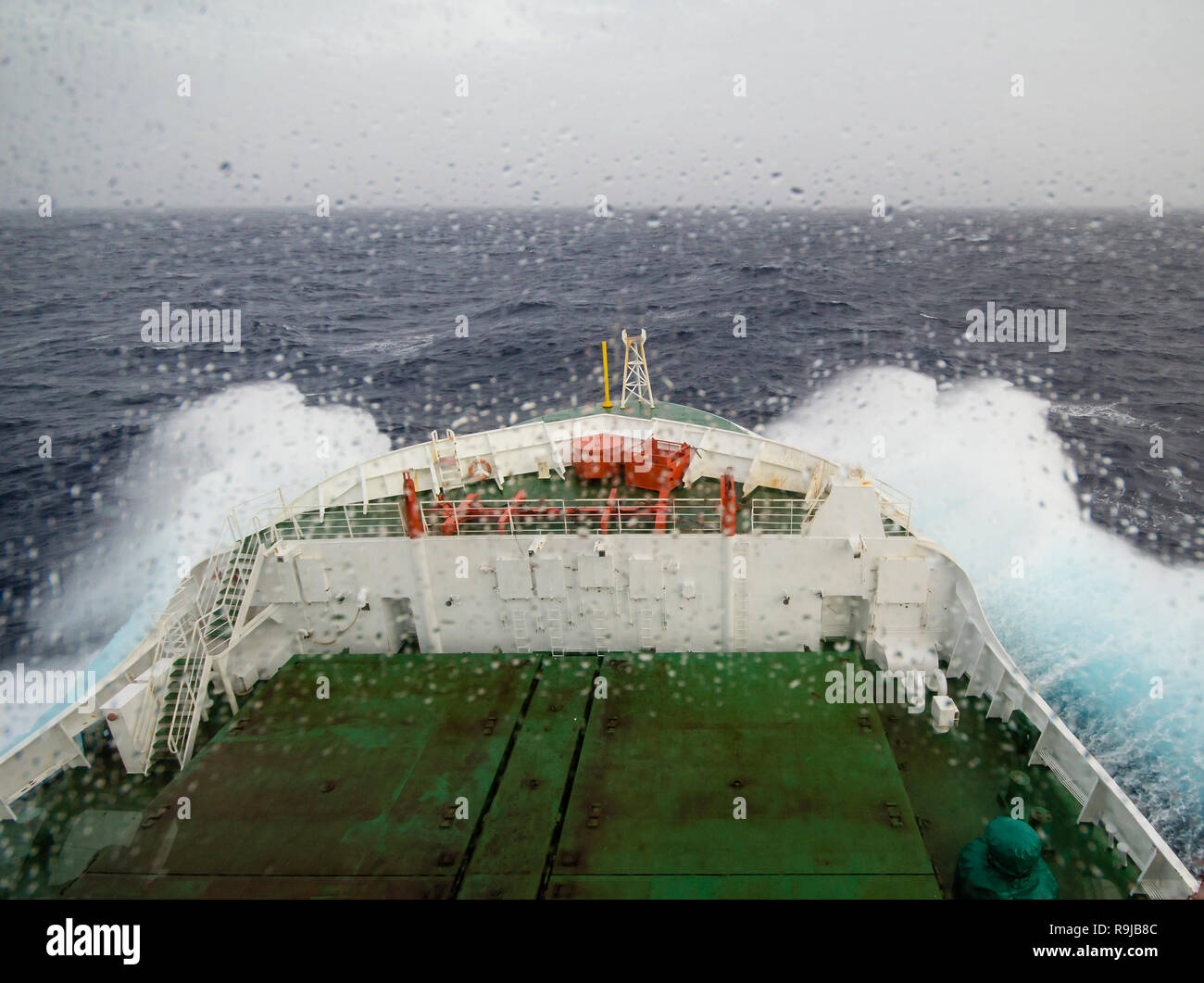 Schiff in schwere See und regnerischen Wetter Kreuzfahrt Stockfoto