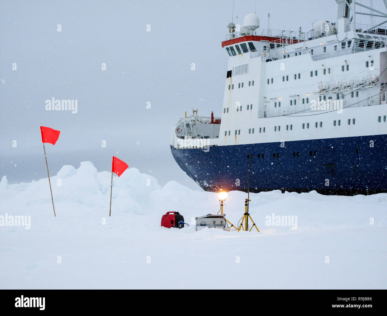 Datenlogger messen Umwelt Parameter in der Nähe eines Forschungsschiffs über eine Eisscholle in der Antarktis Stockfoto