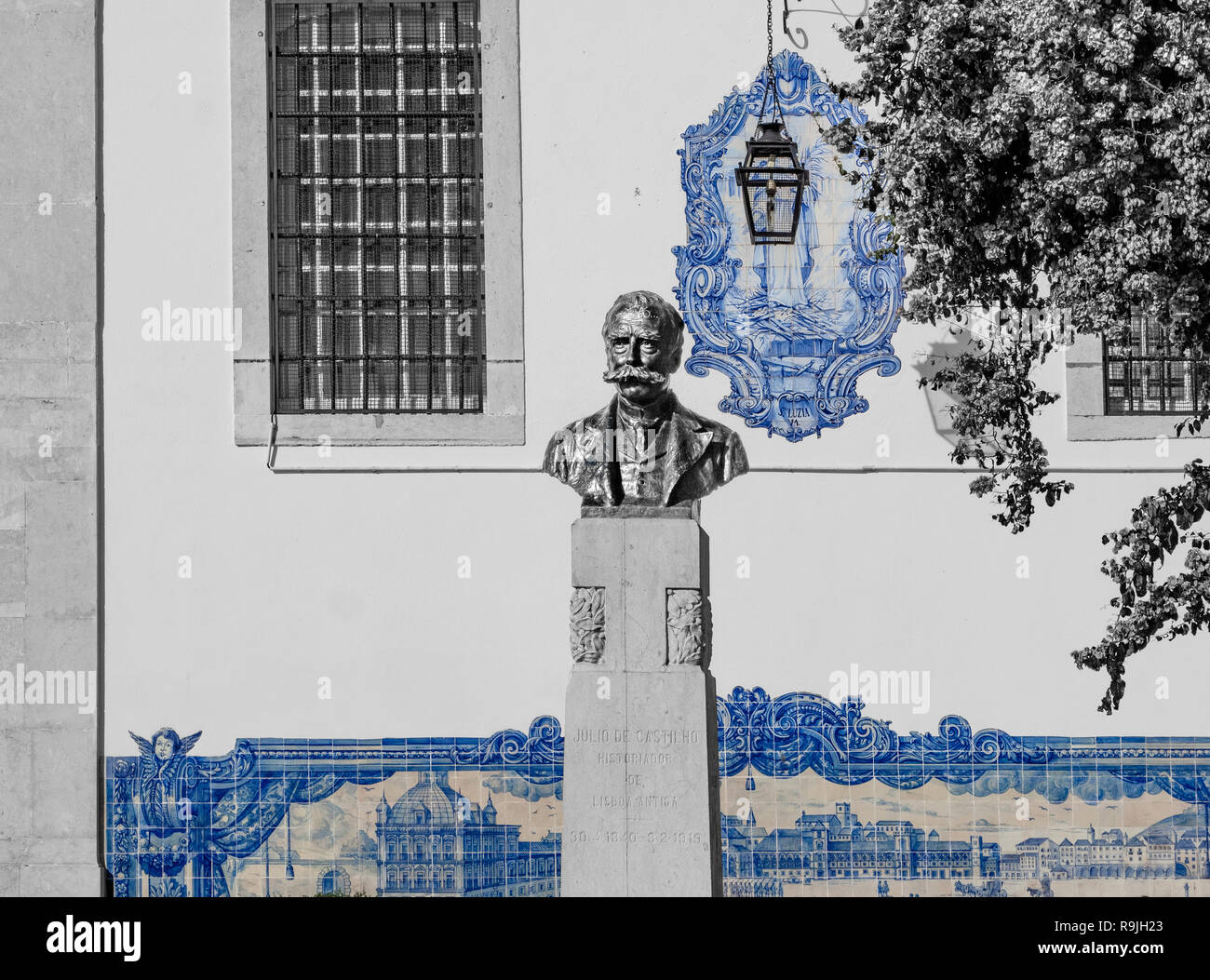 Lisbona - Portogallo. Szene delle Lisbona del 1700 realizzate Sul Muro di una Chiesa con piastrelle Colorate (AZULEJOS). Stockfoto