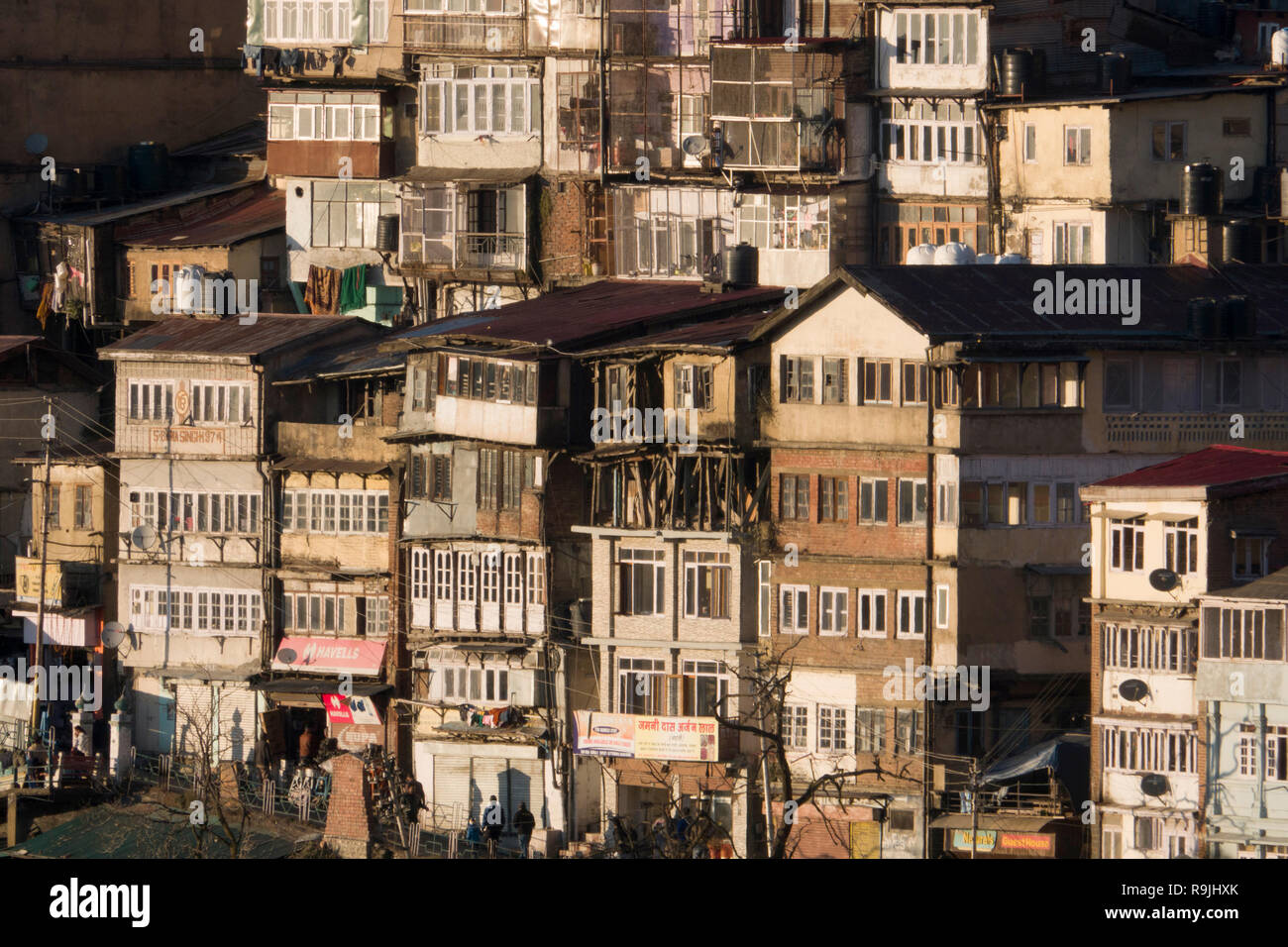 Gestaffelte Holzbauten in Shimla, Himachal Pradesh, Indien Stockfoto