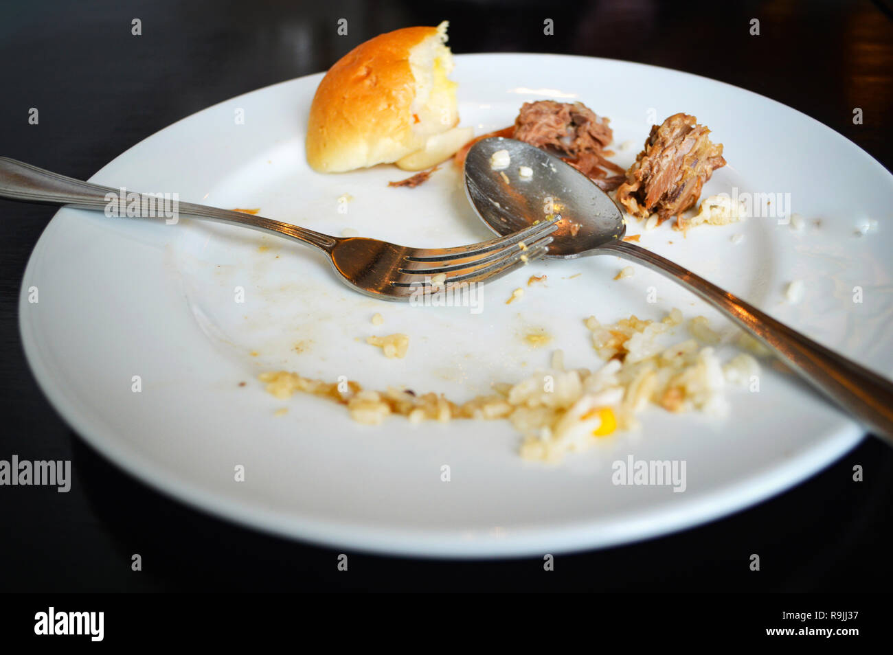 Leeren Teller Schmutzig Nach Dem Essen Ist Fertig Fruhstuck Nach Essen Weisser Teller Mit Gabel Und Loffel Stockfotografie Alamy