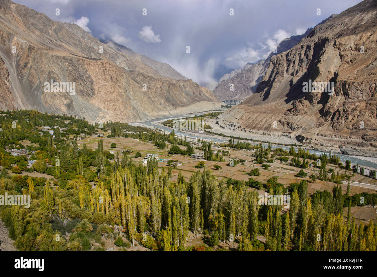 Balti Dorf Turtuk, nach Pakistan, jetzt Teil von Ladakh, Indien, im Herbst unter der 1627-1630 Reichweite und Shyok Fluss gesehen Stockfoto