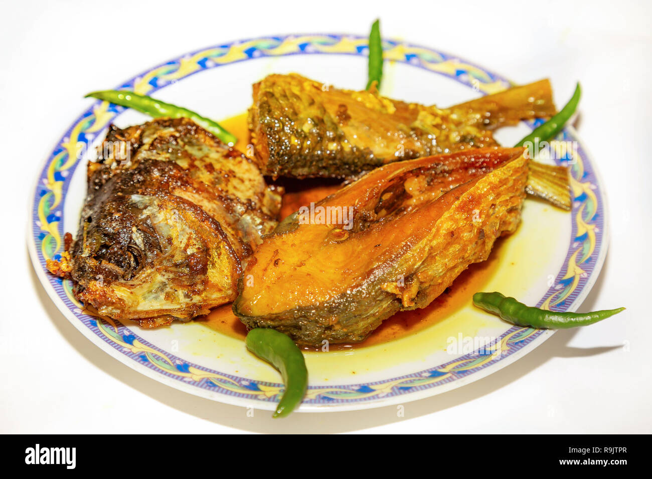 Frittierte Hilsa Fisch essen mit leckeren Fisch Öl als Beilage zu Reis essen verwendet. Ein traditionelles Bengali indischen nicht-vegetarische Küche. Stockfoto