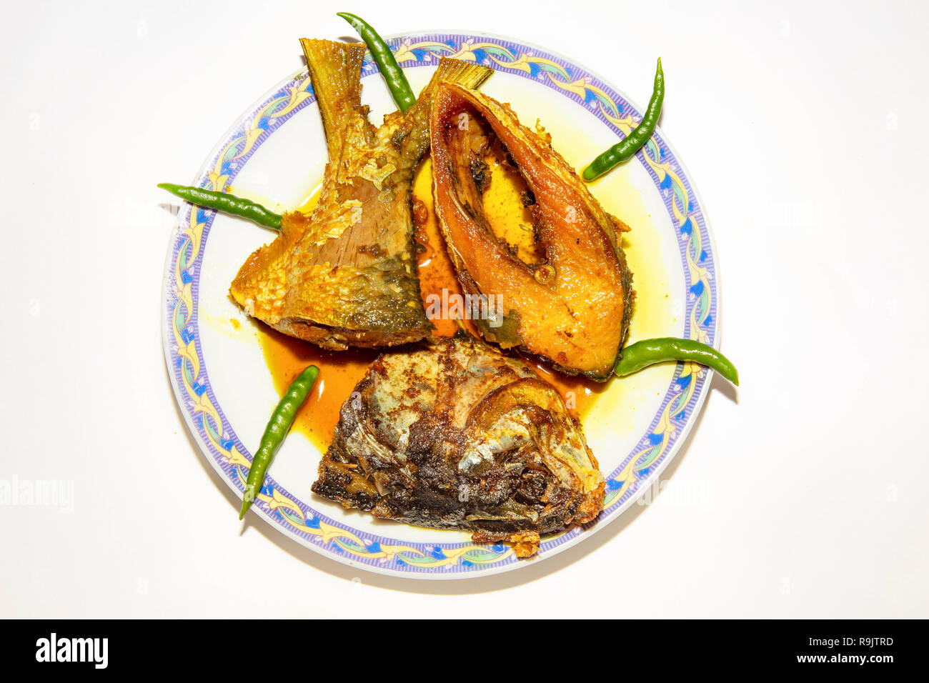 Frittierte Hilsa Fisch essen mit leckeren Fisch Öl als Beilage zu Reis essen verwendet. Ein traditionelles Bengali indischen nicht-vegetarische Küche. Stockfoto