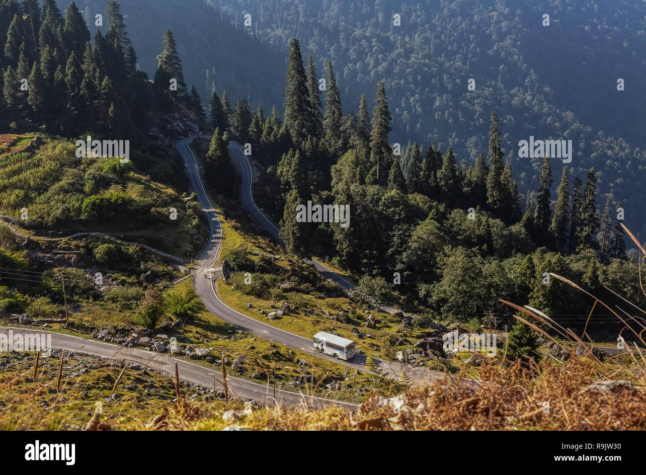 Scenic High Altitude Mountain Road Luftaufnahme in der Himalaya Region Almora Uttarakhand Indien. Stockfoto