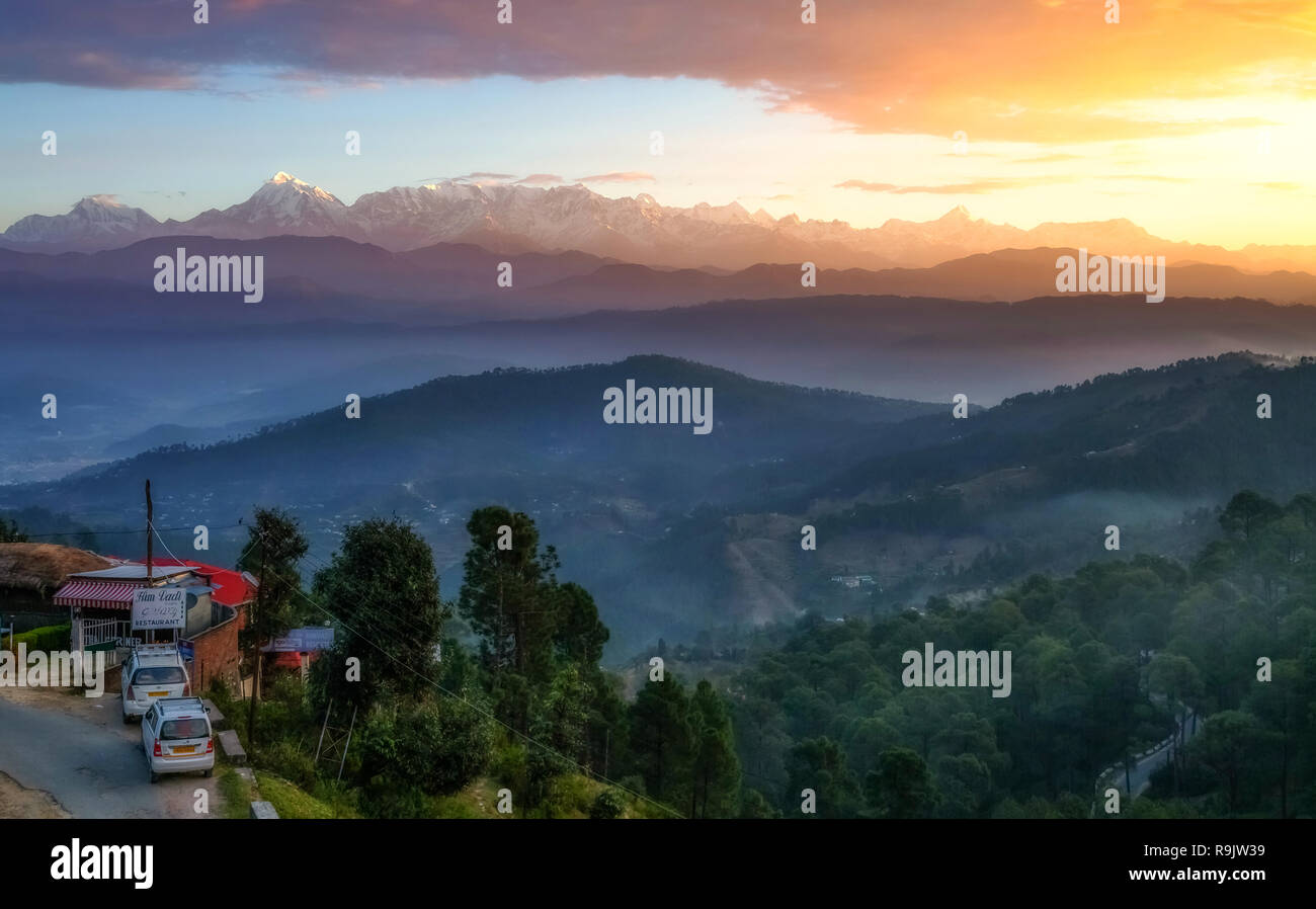 Garhwal Himalaya Gebirge bei Sonnenaufgang mit Moody Himmel wie aus Kausani Uttarakhand Indien gesehen. Stockfoto