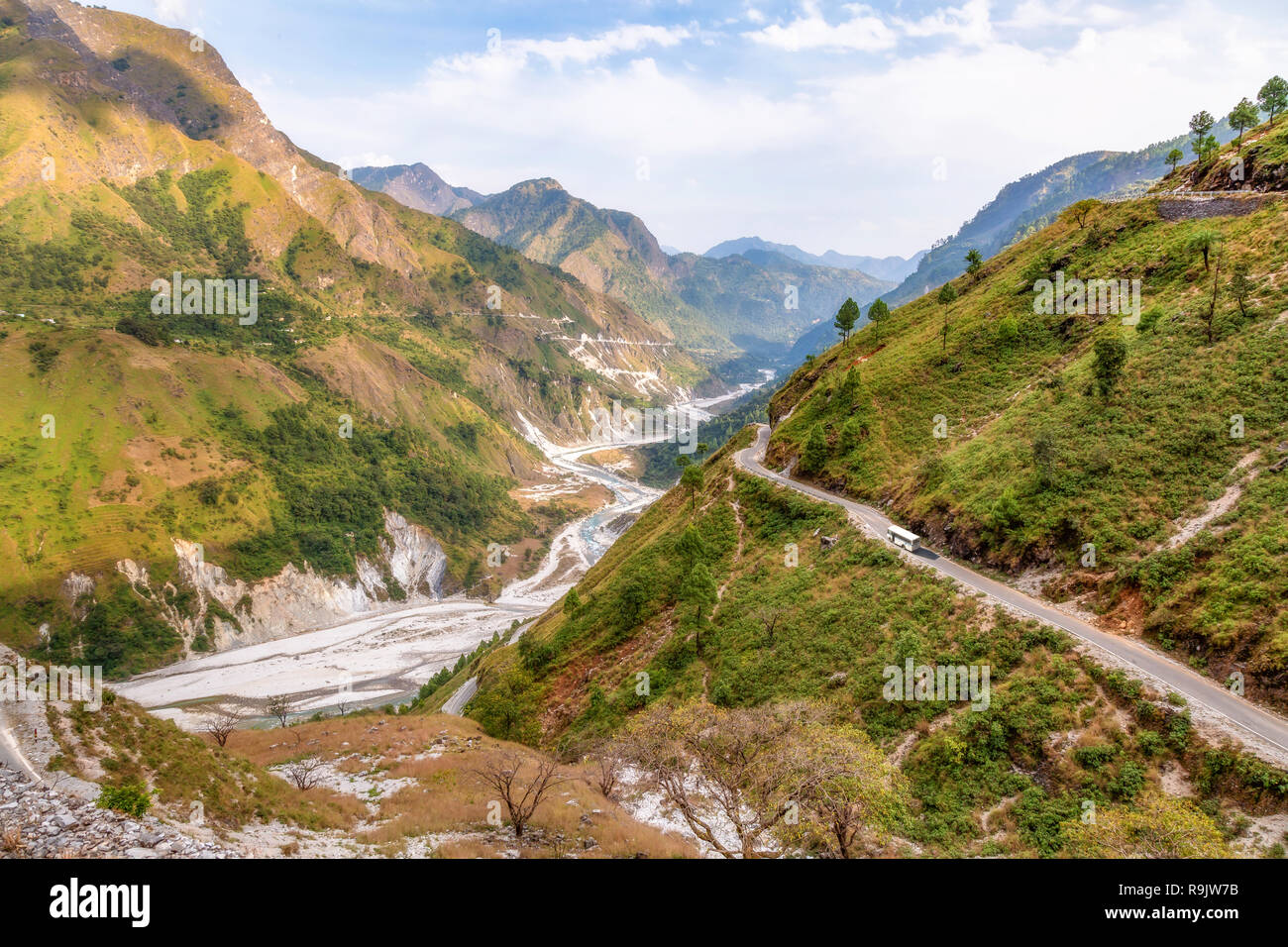 Antenne malerische Landschaft mit Berg River Valley und Autobahn Straße an Munsiyari Uttarakhand Indien. Stockfoto