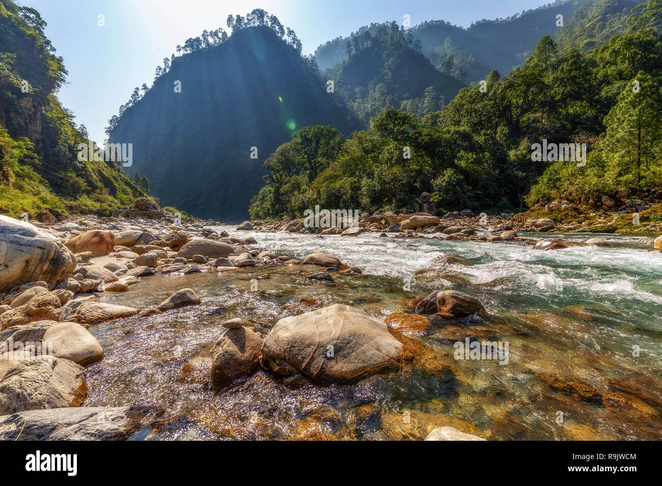 Gori Ganga mountain river im Himalaya an Munsiyari Uttarakhand ist ein beliebtes Touristenziel. Stockfoto