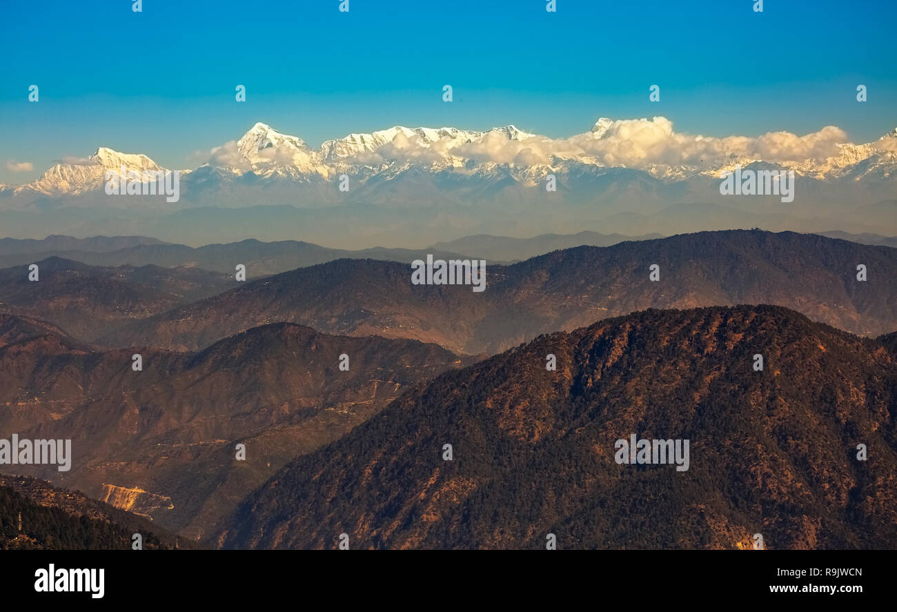 Garhwal Himalaya Gebirge mit malerischer Landschaft bei Kausani Uttarakhand Indien. Stockfoto