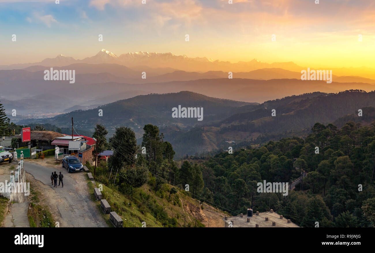 Kausani Uttarakhand Indien hill station bei Sonnenaufgang mit Blick auf Berge und auf fernen Himalaya snow Peaks. Stockfoto