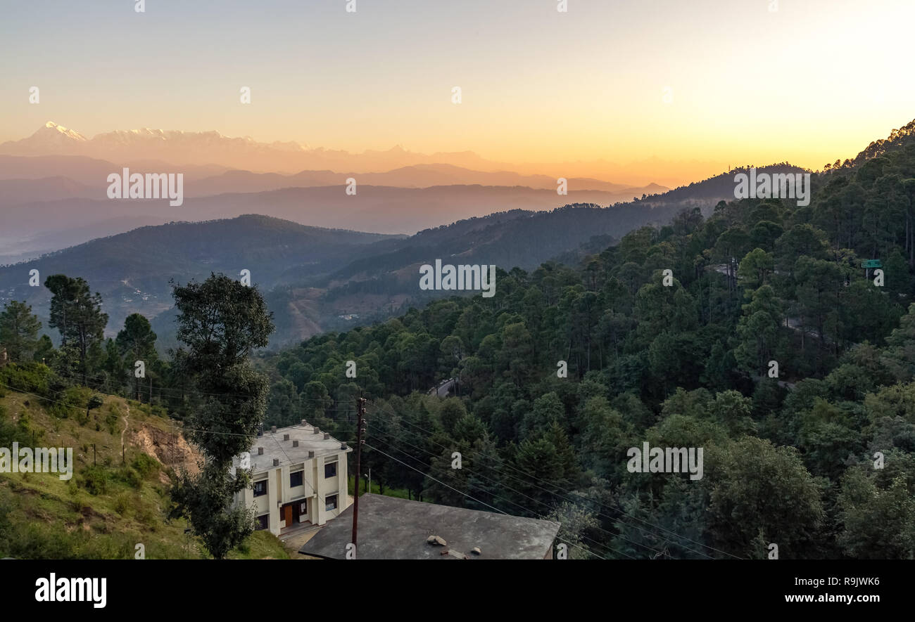 Sunrise View mit Himalaya Gebirge an Kausani Uttarakhand Indien. Stockfoto