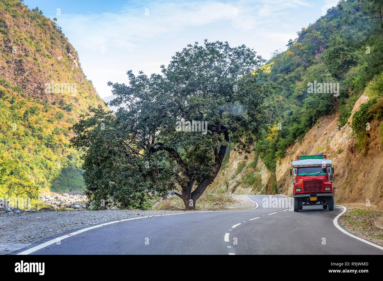 Lkw auf Autobahn Straße mit malerischer Landschaft in Uttarakhand Indien. Stockfoto
