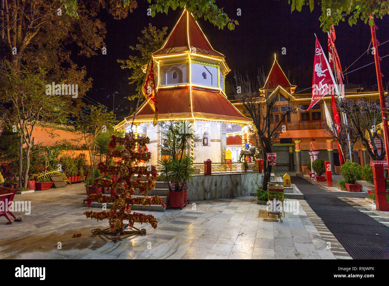 Hindu Tempel im Volksmund als Naina Devi Tempel Räumlichkeiten mit Lichtern an Nainital Uttarakhand Indien eingerichtet. Stockfoto