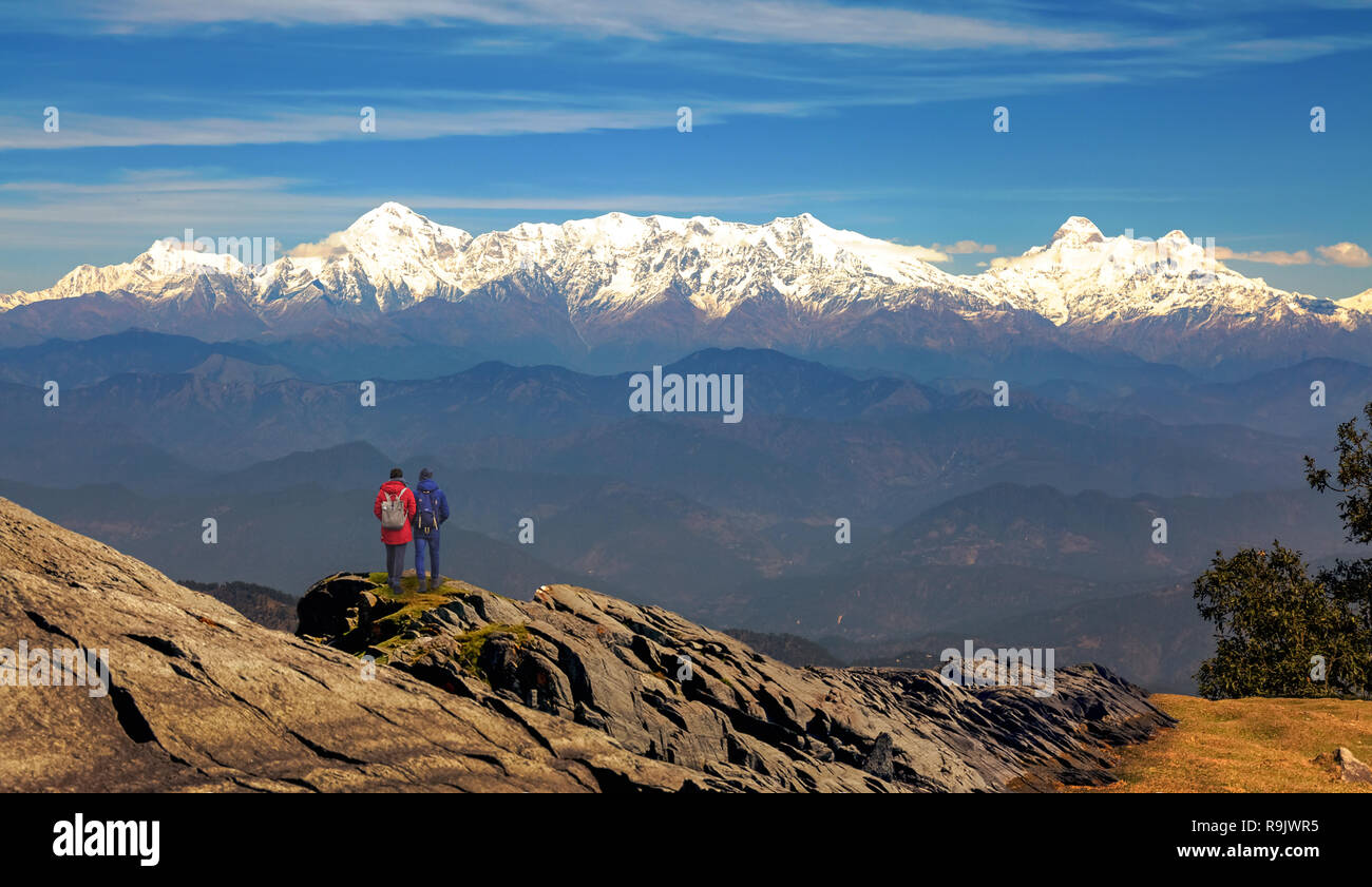 Männliche Touristen Wanderer genießen Sie Blick auf Kumaon Himalaya Gebirge an binsar Uttarakhand Indien. Stockfoto