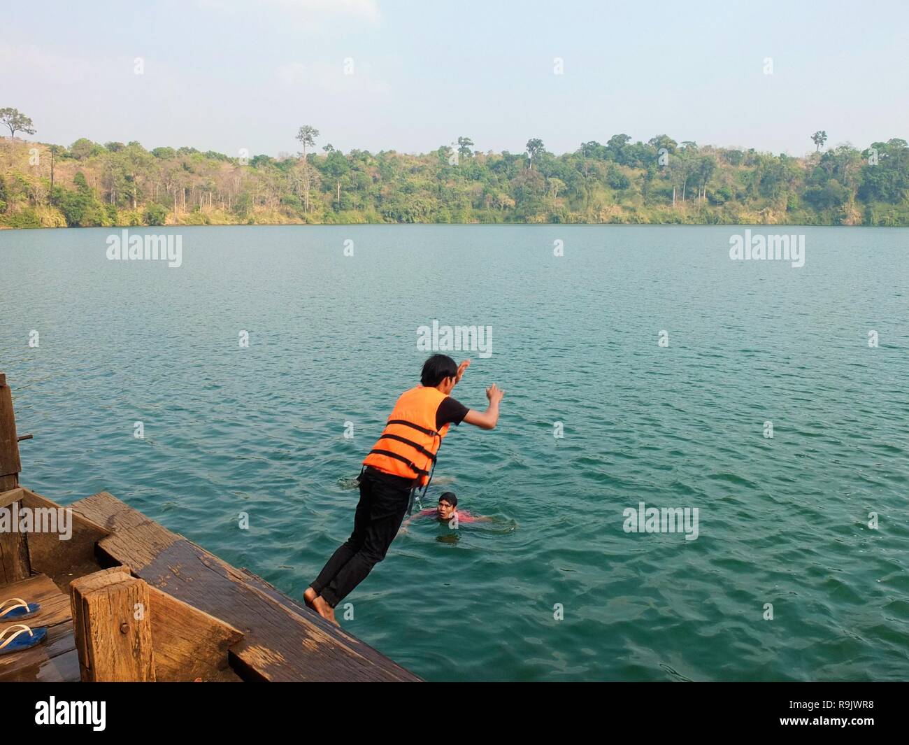 Besucher Spaß Schwimmen im See Yaek Lehm in Ratanakiri, Kambodscha. Es ist ein schöner See, in einem 4000 Jahre alten vulkanischen Krater. Stockfoto