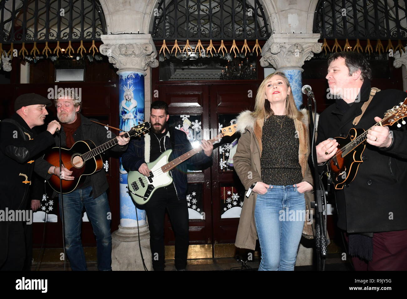 Dublin 2, Irland. 24 Dez, 2018. Irische feiert Busk in der dubliner Manschette St Dublin 2 dringend benötigte Geld für Obdachlose Nächstenliebe zu erhöhen. Hunderte von Familien wird Weihnachten in Hubs oder Hotels verbringen, weil der Mangel an bezahlbaren Wohnungen und die Mieten weiter Sky Rocket Credit: John Rooney/Pacific Press/Alamy leben Nachrichten Stockfoto