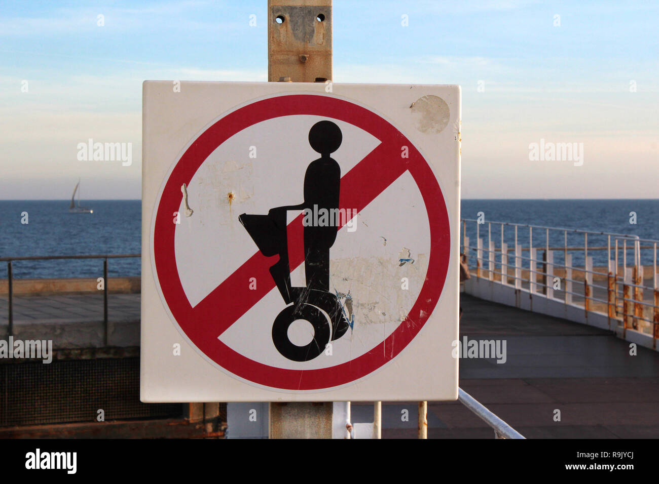 Zeichen verboten Segway und Elektroroller mit Dock auf den Hintergrund, Barcelona, Spanien Stockfoto