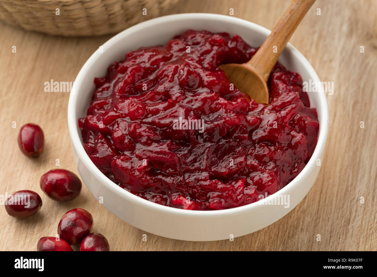 Frische hausgemachte cranberry Sauce in eine Schüssel geben. Stockfoto