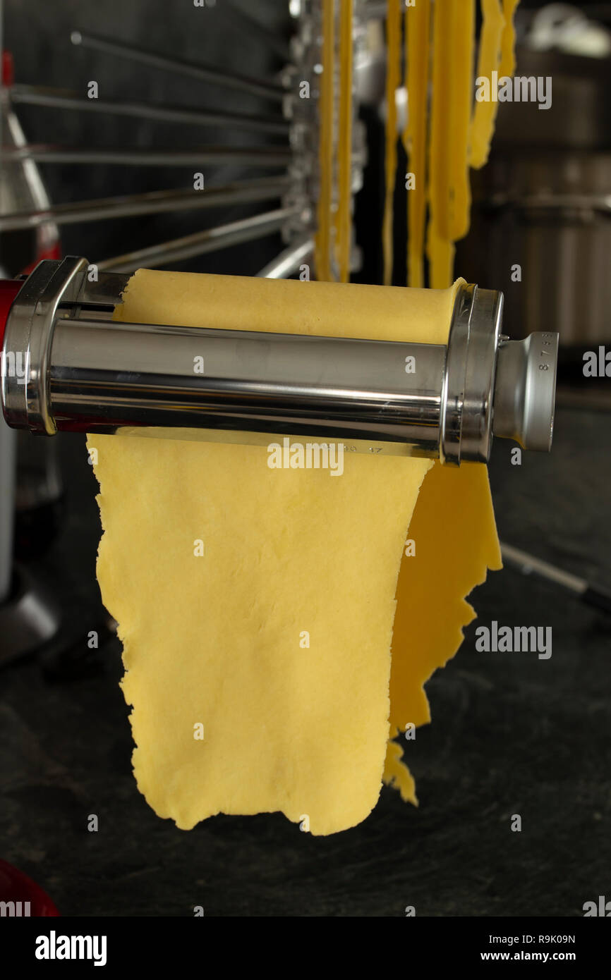 Die frische Pasta mit einer Nudelmaschine Stockfoto