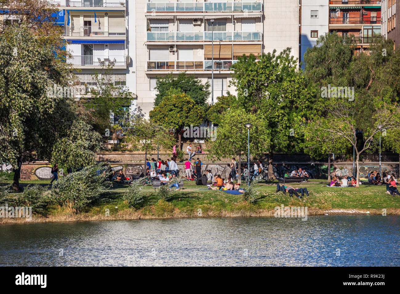 Stadt Sevilla in Spanien, Apartment Gebäude und Menschen am Fluss Guadalquivir Bank Stockfoto