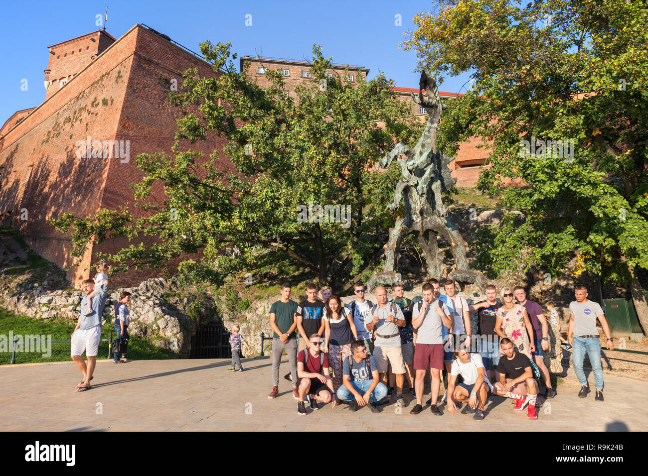 Polen, Krakau, Gruppe von Menschen im Wawel Dragon (Polnisch: Smok Wawelski) Metall Skulptur im Jahre 1969 entworfen von Bronisław Chromy, Wahrzeichen der Stadt in her Stockfoto