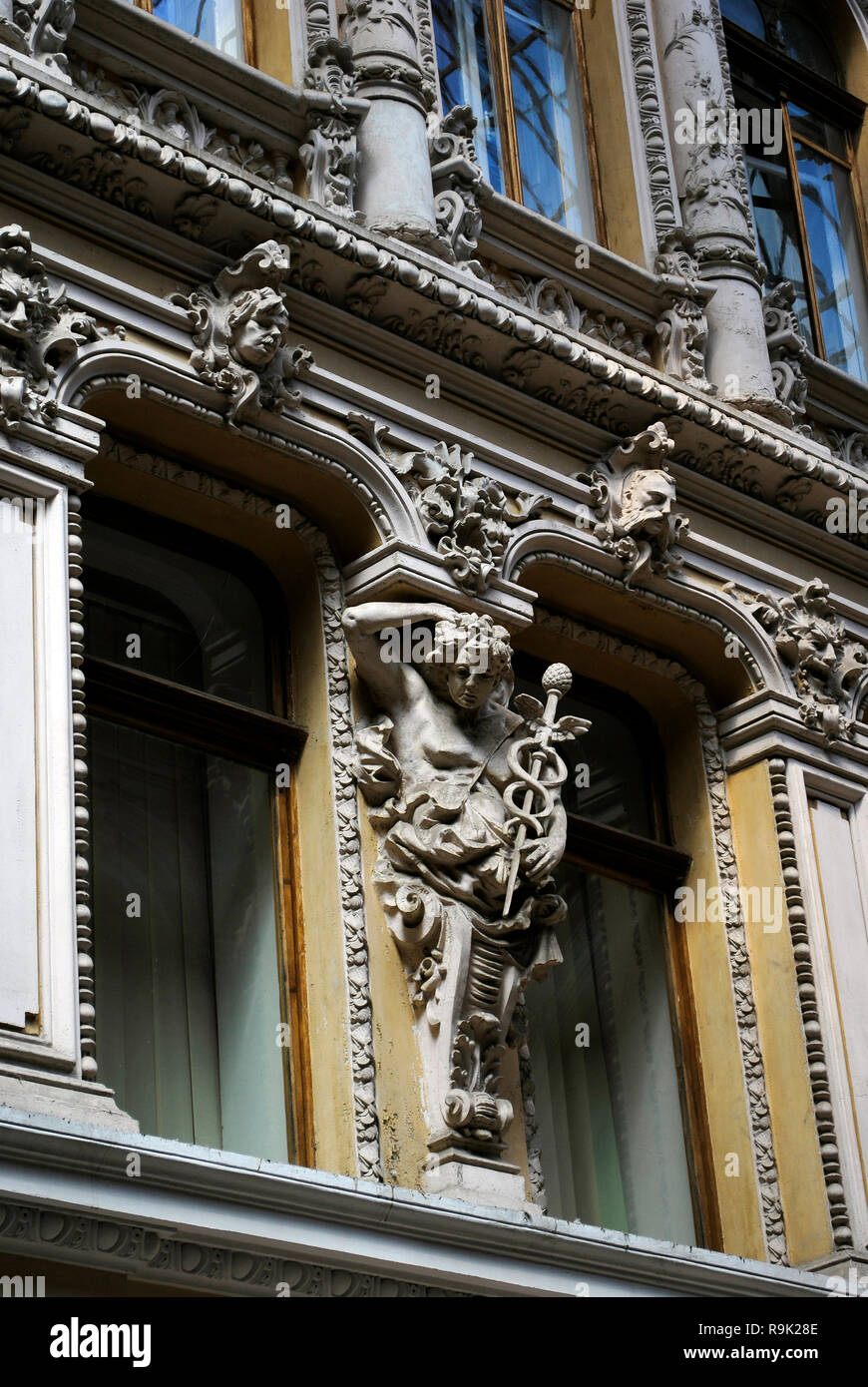 In der Ukraine. Odessa. "Die Passage". Hotel und einer Mall, ein architektonisches Meisterwerk, an der Ecke der Deribasovskaya und Preobrajenskaya Straßen. Es wurde 1898-1899 für Kaufmann M. Mendelevich gebaut. Lev Vlodek war der Architekt. Die Bildhauer waren S. Milman und T. Fishel. Architektonisches Detail der Fassade mit Statuen. Europa. Stockfoto