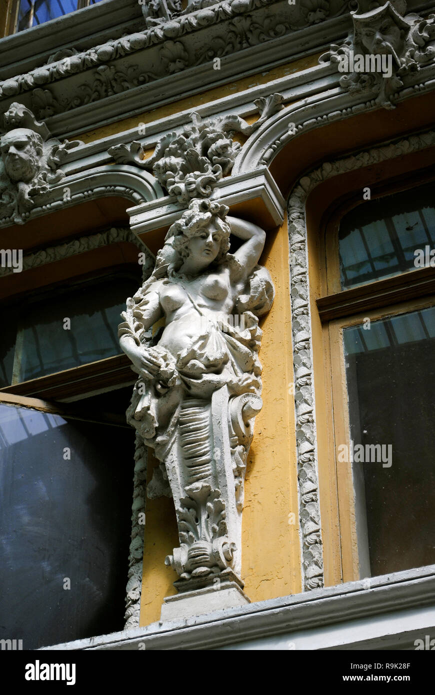In der Ukraine. Odessa. "Die Passage". Hotel und einer Mall, ein architektonisches Meisterwerk, an der Ecke der Deribasovskaya und Preobrajenskaya Straßen. Es wurde 1898-1899 für Kaufmann M. Mendelevich gebaut. Lev Vlodek war der Architekt. Die Bildhauer waren S. Milman und T. Fishel. Architektonisches Detail der Fassade mit Statuen. Europa. Stockfoto
