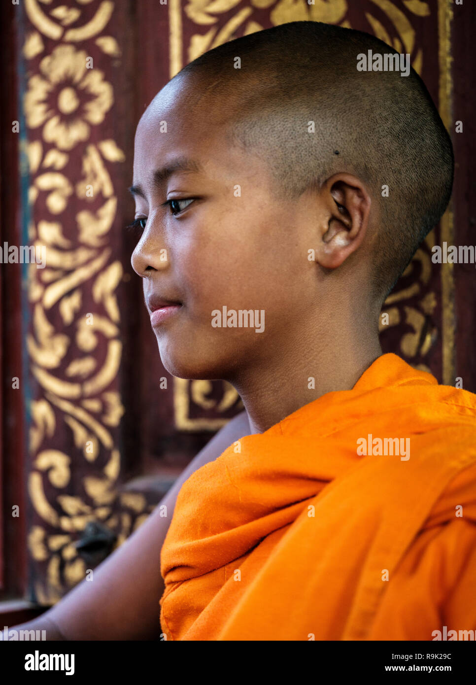 KYAING TONG, MYANMAR - ca. Dezember 2017: Portrait der junge Mönch im Wat Jong Kham Kloster. Stockfoto