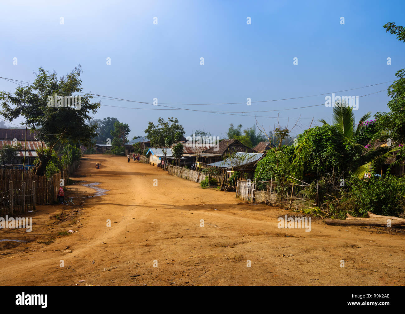 KYAING TONG, MYANMAR - ca. Dezember 2017: Straße in Pin Tauk Dorf Lahu Stamm in Kyaing Tong. Stockfoto