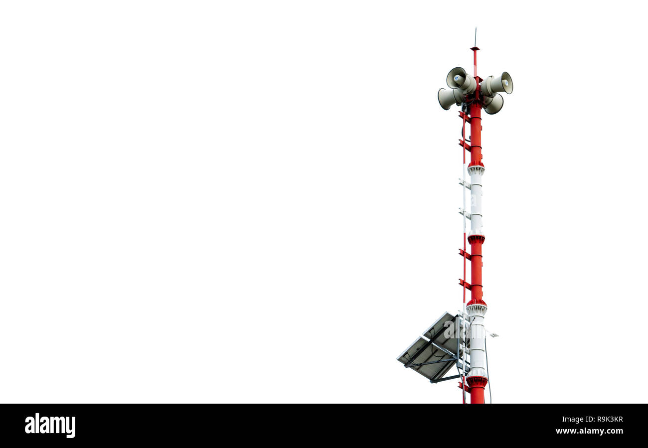 Tsunami Warnsystem. Broadcast Tower mit Solarzellen. Pol der Tsunami-warnsystem am Strand. Tsunami sirene Warnung Lautsprecher. Halle Alarme Co Stockfoto