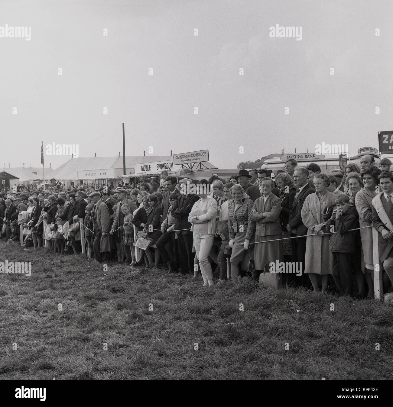 1967, Besucher der Thame, Oxfordshire, die größte eintägige Agricultural Show in Großbritannien, stehen in einem Feld hinter einem Seil beobachten das Verfahren, die möglicherweise ein Pferd bei, England, UK. Stockfoto