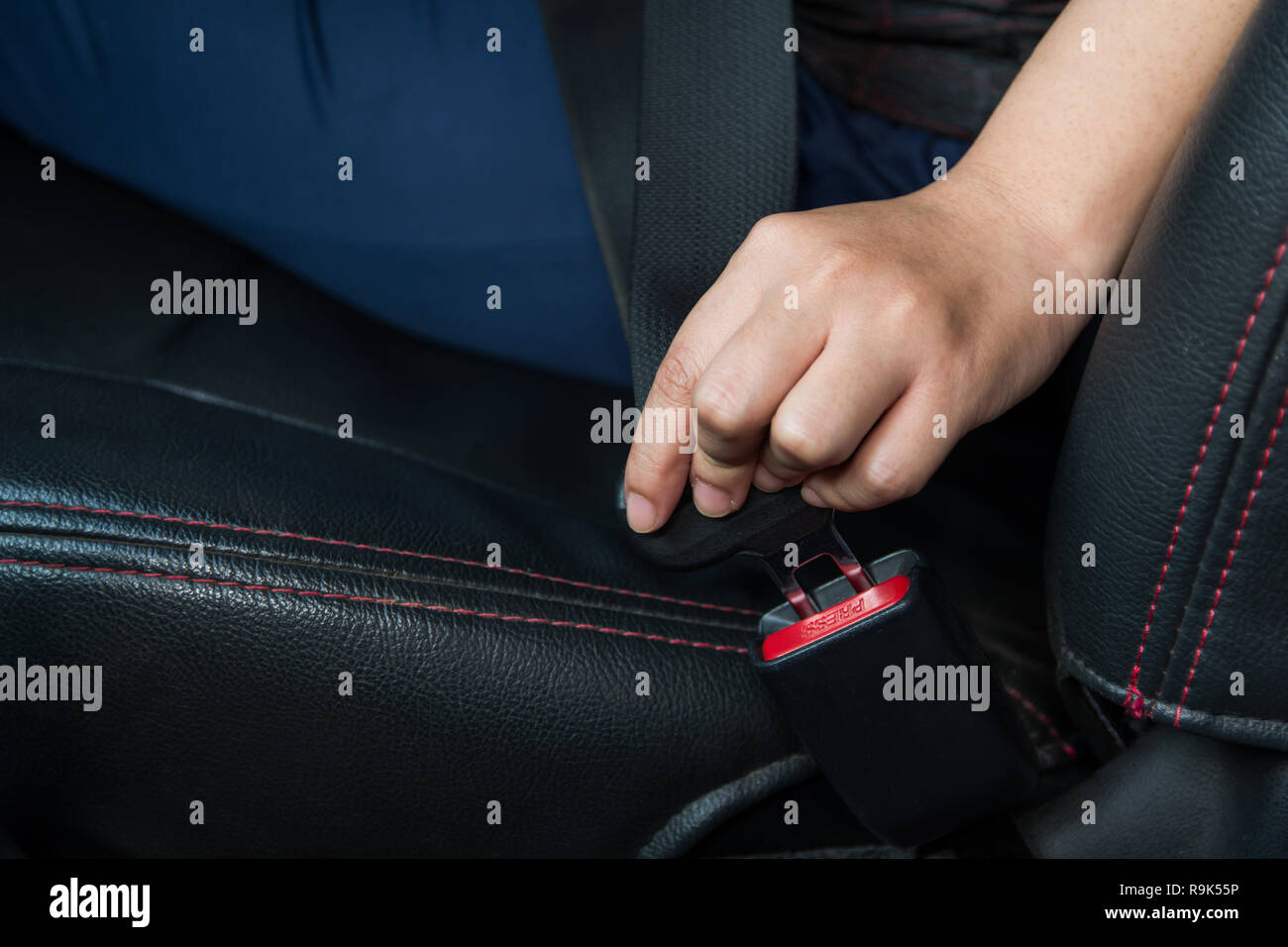 Auto Sicherheitsgurt. Frau befestigt ist der Sicherheitsgurt auf dem Auto  sicheres Fahren. Sicherheitsgurt in der Hand Stockfotografie - Alamy
