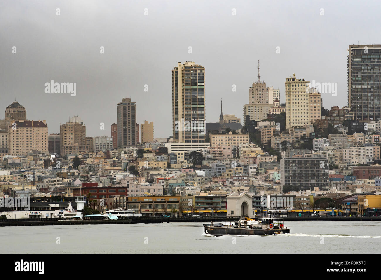 Jan 2017, San Francisco, USA: San Francisco Skyline von der Bucht am Wasser an einem bewölkten Tag grau suchen Stockfoto