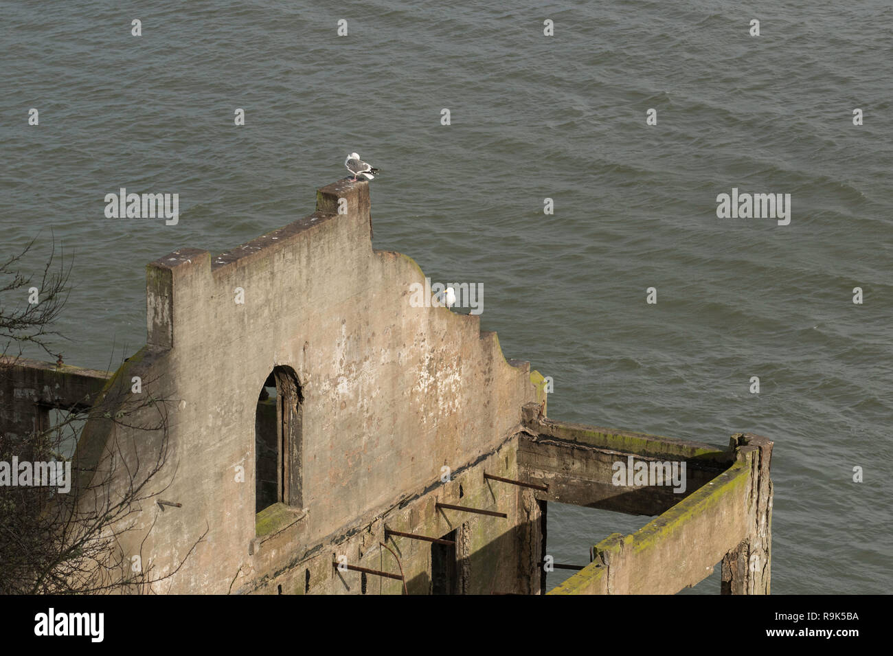 Die Reste der Viertel der Wärter auf die Insel Alcatraz Gefängnis in der Bucht von San Francisco, brannte im Jahre 1970 während der Indianischen Besetzung Stockfoto