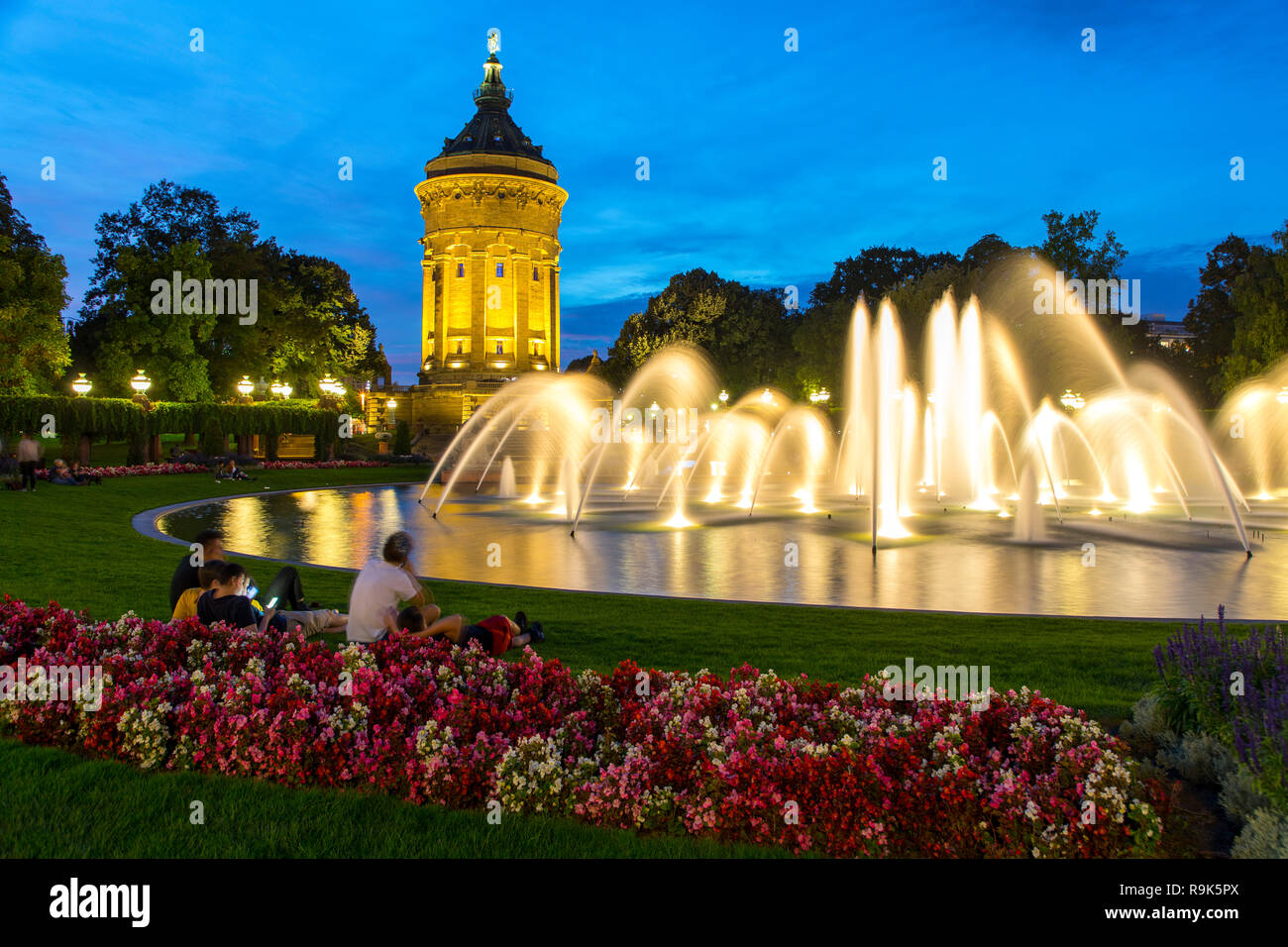 Wasserspiele, Springbrunnen, am Friedrichsplatz, Wasserturm, Mannheim,  Baden-WŸrttemberg, Deutschland, nachts, Beleuchtung Stockfotografie - Alamy