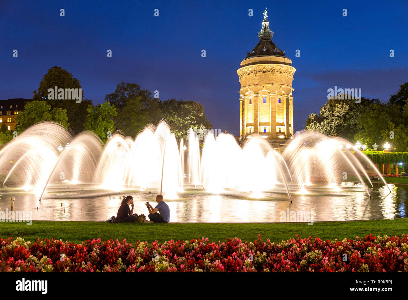 Wasserspiele, Springbrunnen, am Friedrichsplatz, Wasserturm, Mannheim,  Baden-WŸrttemberg, Deutschland, nachts, Beleuchtung Stockfotografie - Alamy