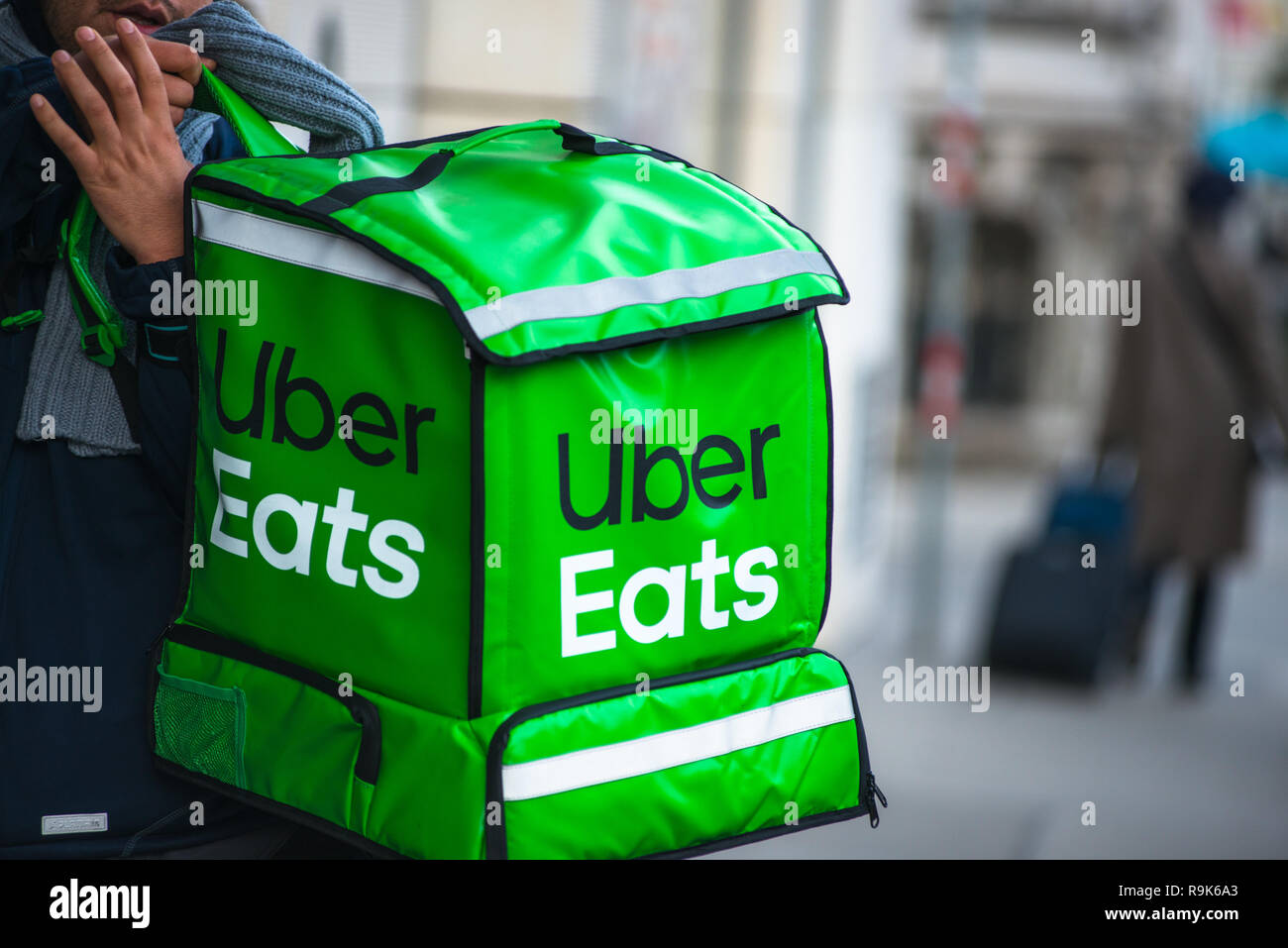Uber isst ist eine US-amerikanische Online Bestell- und Lieferservice.  Lieferung läuft an der Wiener Straße. Österreich Stockfotografie - Alamy