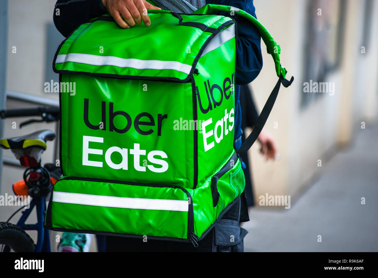 Uber isst ist eine US-amerikanische Online Bestell- und Lieferservice. Lieferung läuft an der Wiener Straße. Österreich. Stockfoto